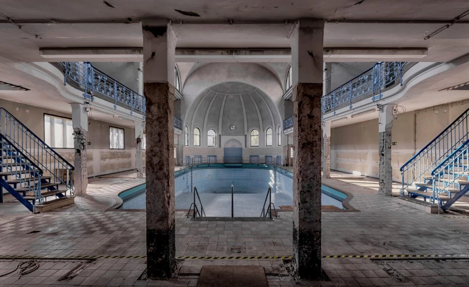 interior de un antiguo balneario fotografiado por Kristian Ritcher