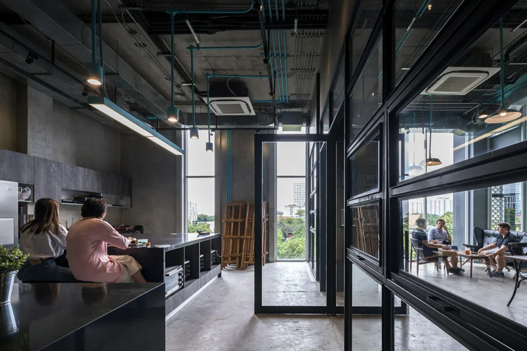 salas de reunión acristaladas del centro de coworking hubba-to