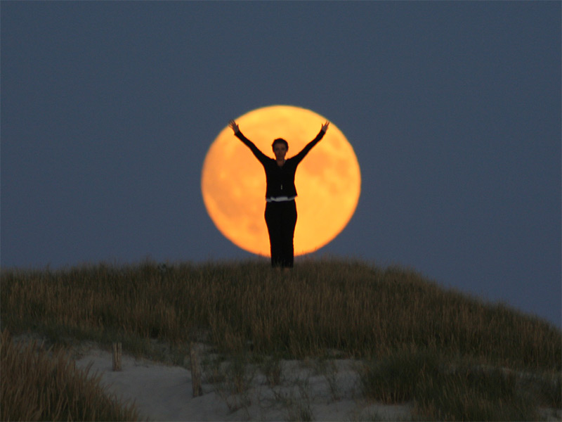 Fotografía de la serie «Moon Games» la luna deja de ser algo inalcanzable