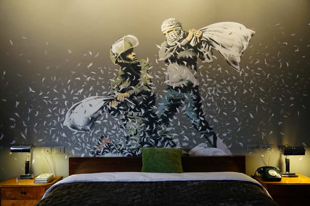 Mural Peleas de almohadas entre soldados y palestinos
