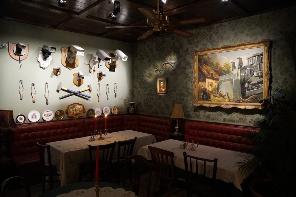El comedor Walled Off Hotel un verdadero escenario artístico
