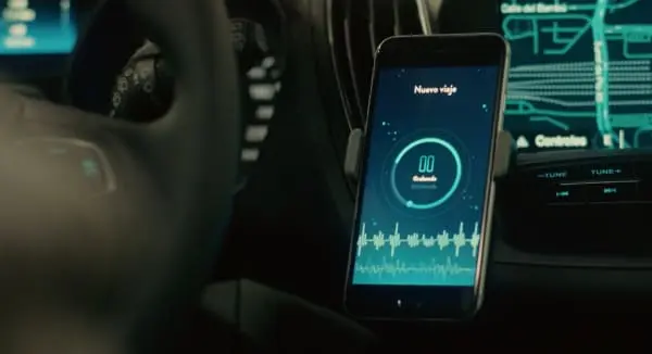 Aplicación móvil que va registrando los sonidos, las luces y los movimientos del coche