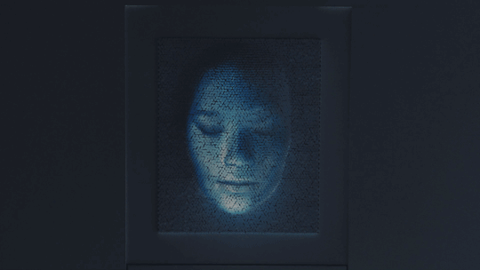 el rostro cobra vida, convirtiéndose en un lienzo digital