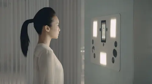 Detalle de la modelo frente al Escaner facial