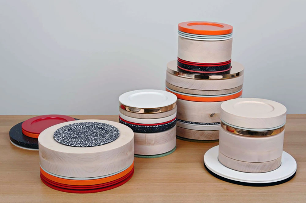 Detalle de los platos que tienen diversos grosores, diámetros y colores
