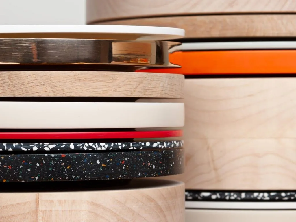 Detalle de los platos fabricados en madera, Corian o bronce