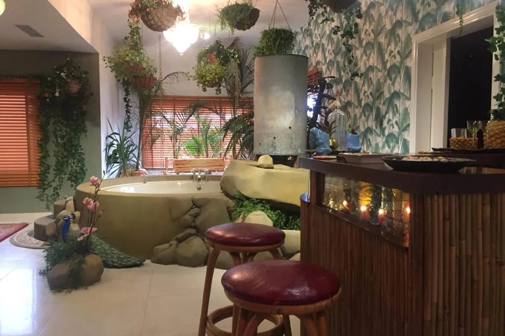 bañera en habitacion inspirada en los trópicos
