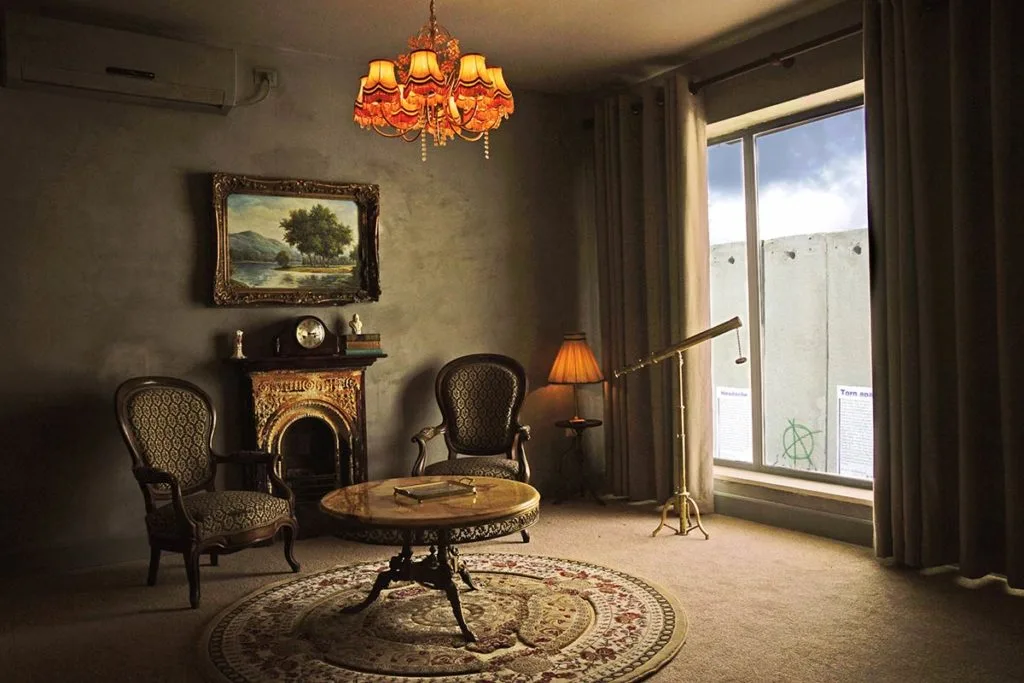 habitación con vistas al muro