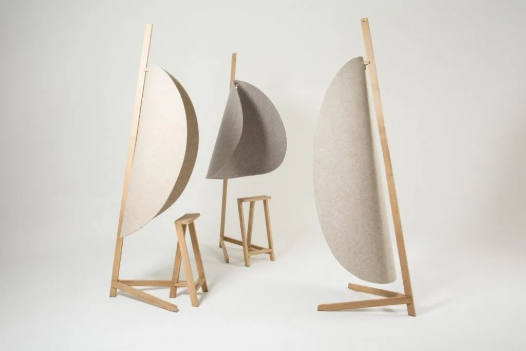 Un bastidor de roble del que se suspende un trozo de fieltro 