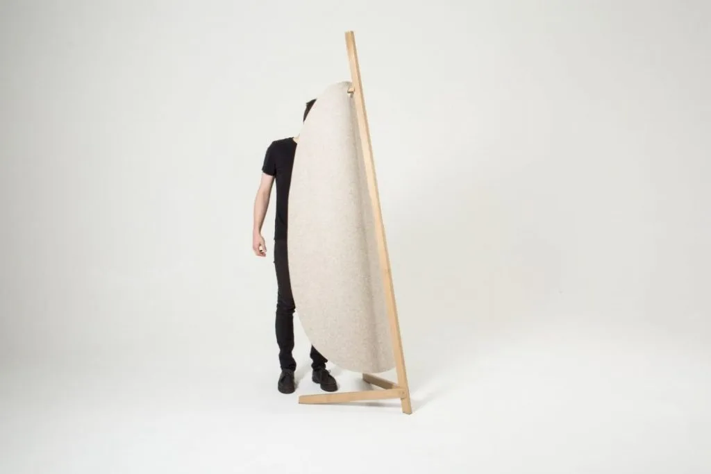 Nascondino oculta de pie casi todo el cuerpo