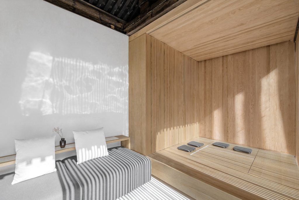 reinterpretación de un antiguo «siheyuan» del equipo de Arch Studio. plataforma de madera una mesa que se eleva 