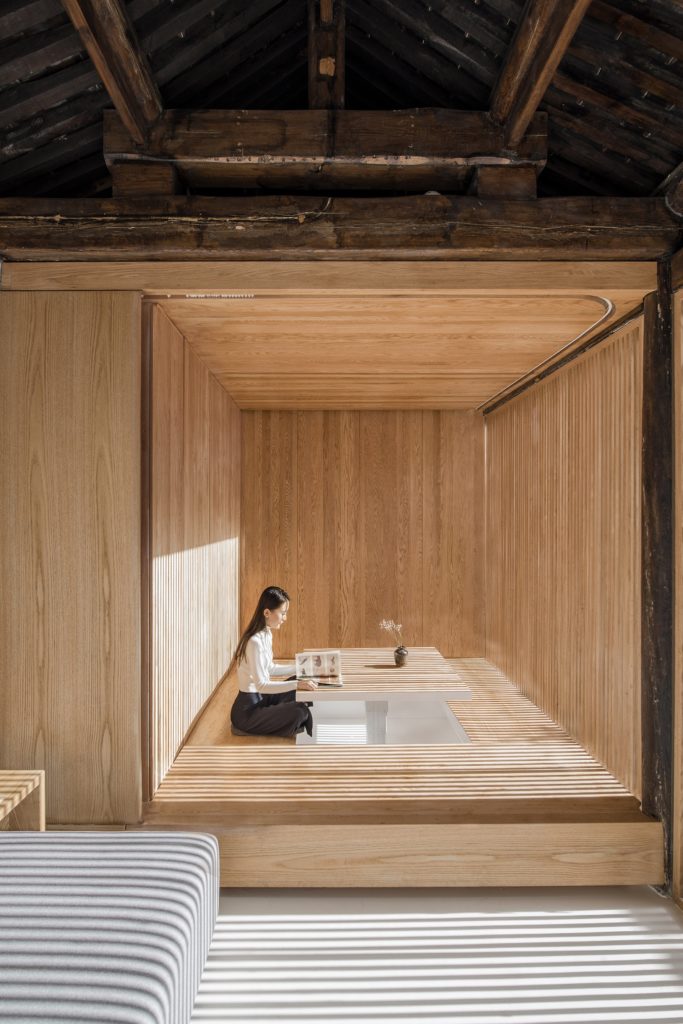 reinterpretación de un antiguo «siheyuan» del equipo de Arch Studio. plataforma de madera una mesa que se eleva 