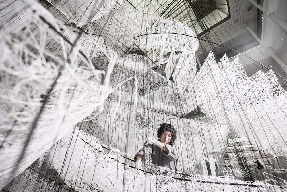 la artista japonesa Chiharu Shiota trabajando en Where are we going?