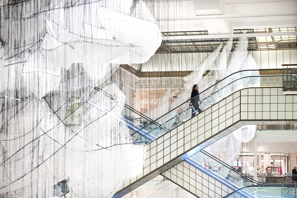 Le Bon Marché Rive Gauche con la instalación de Chiharu Shiota 
