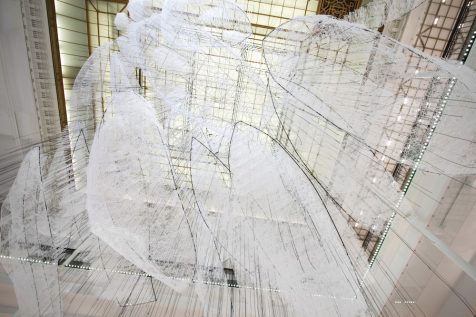 Las colosales naves de Chiharu Shiota surcan un mar blanco en París