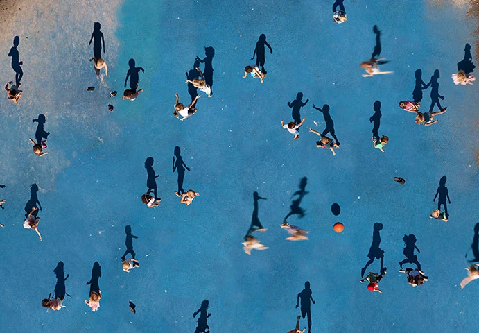 Fotografía de Katrin Korfmann de un patio de colegio 