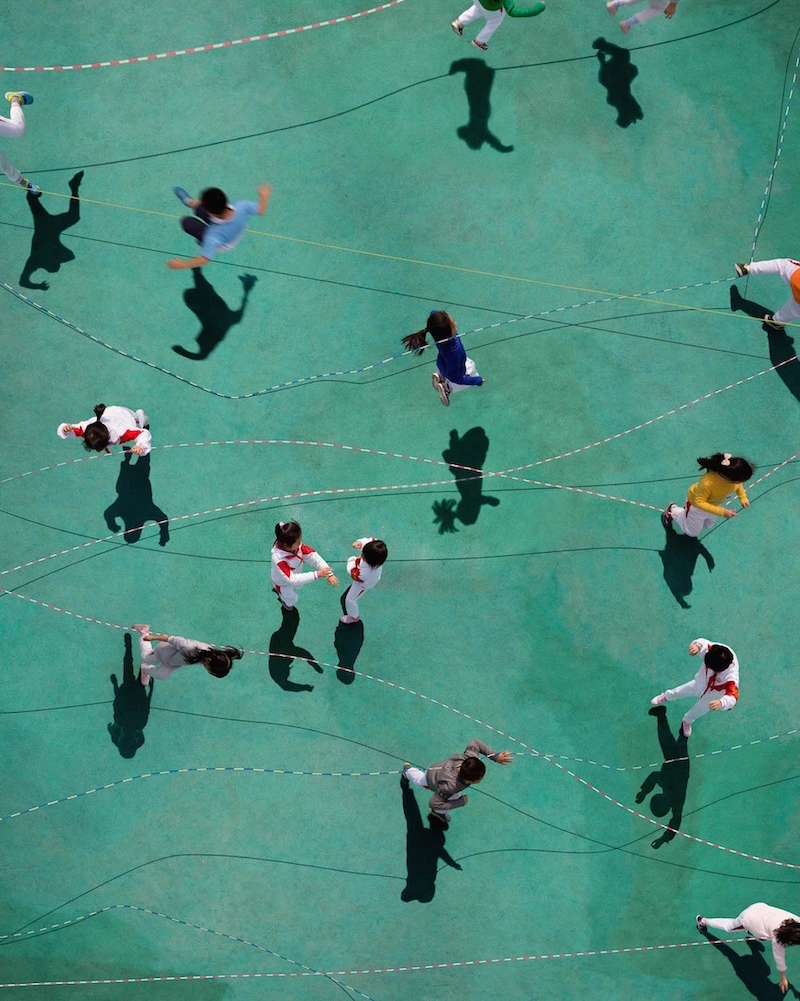 Fotografía de Katrin Korfmann de niñas jugando a la comba