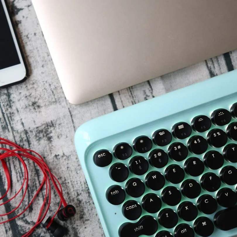 El Lofree es además bastante más grueso y pesado que un teclado al uso