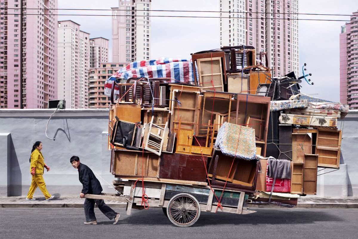 totem de muebles de la serie Tótems del fotógrafo parisino Alain Delorme 
