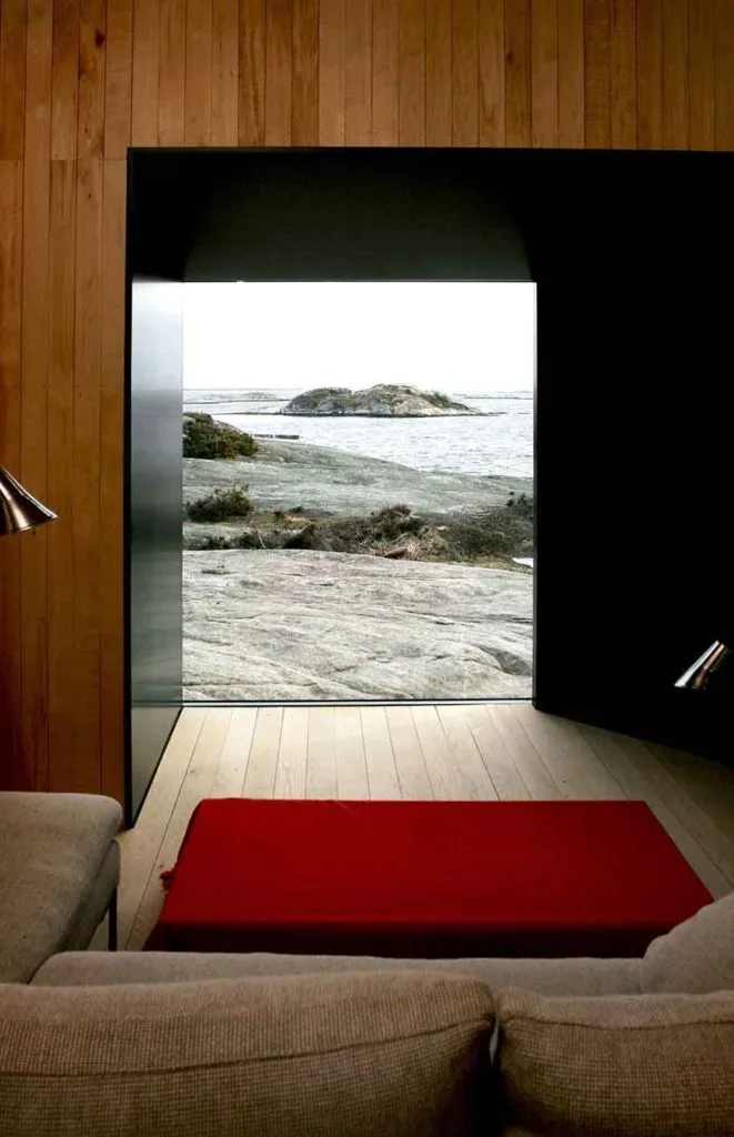 presencia cercana de la roca viva o la vegetación salvaje que parecen querer engullir las baldosas de la terraza