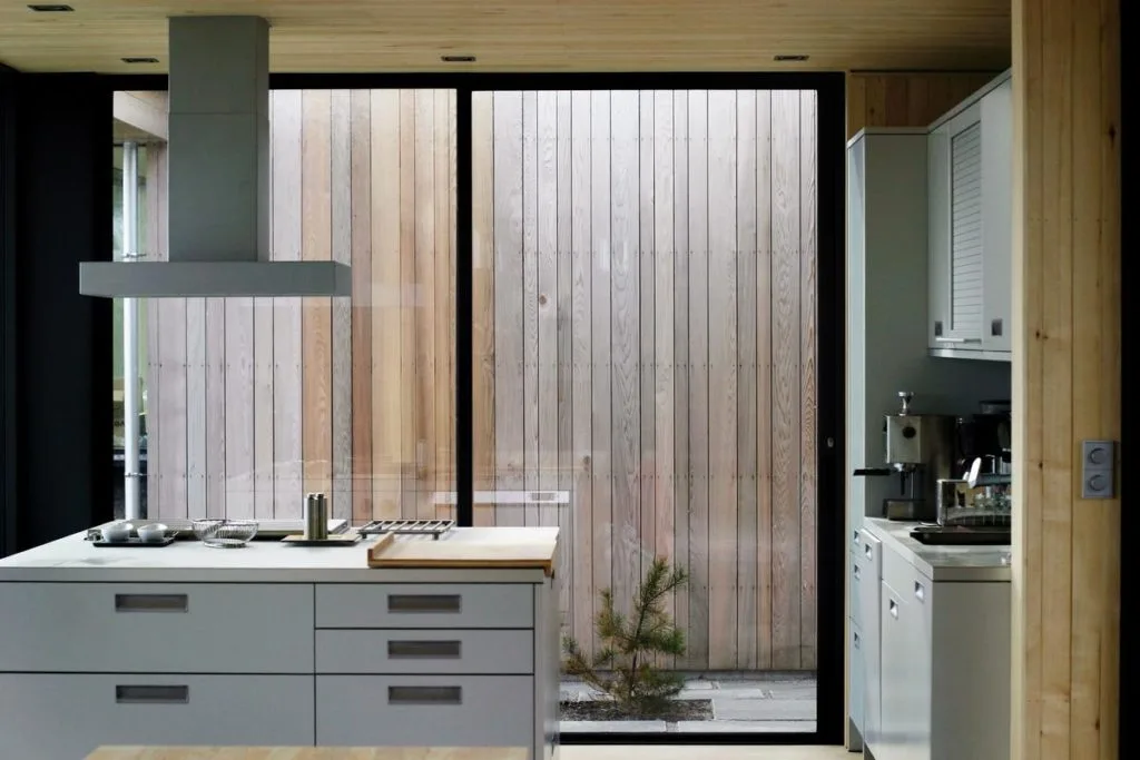 Se eligieron tablas de cedro porque su color rojizo original irá cambiando paulatinamente hacia un tono gris en las zonas expuestas a la intemperie