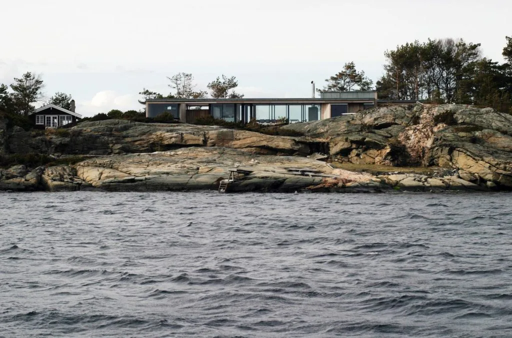  Asentada sobre las rocas, a escasos metros del mar, las suaves curvas de estas producen un contraste con la linealidad absoluta del diseño que funciona muy bien.