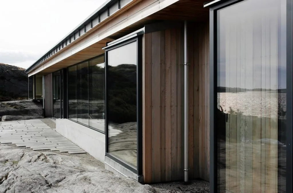 todas las habitaciones se abren por completo hacia la zona exterior gracias al abundante acristalamiento de suelo a techo