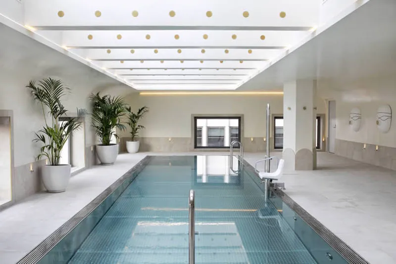 Detalle de la piscina del hotel Barceló Torre de Madrid 