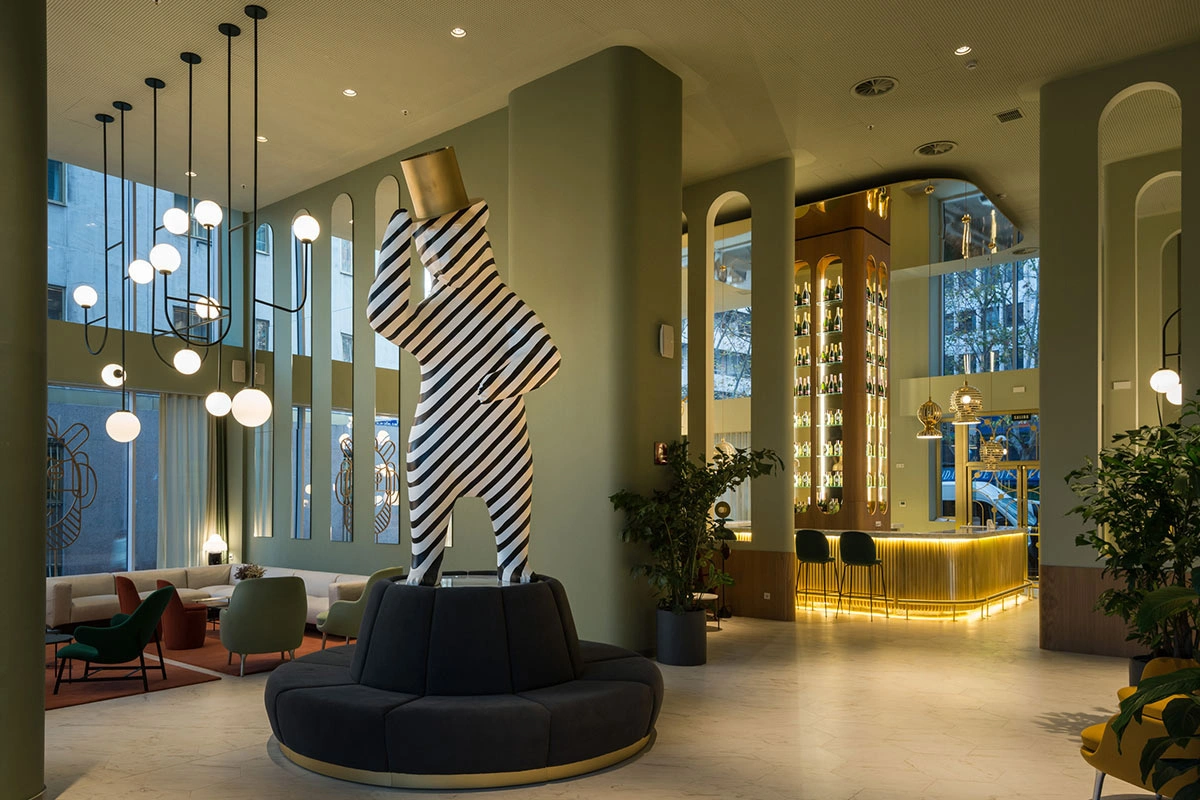 Hall del hotel Barceló Torre de Madrid decorado con un oso-cebra
