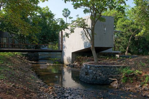 El hormigón de Architecture BRIO serpentea un arroyo en la India