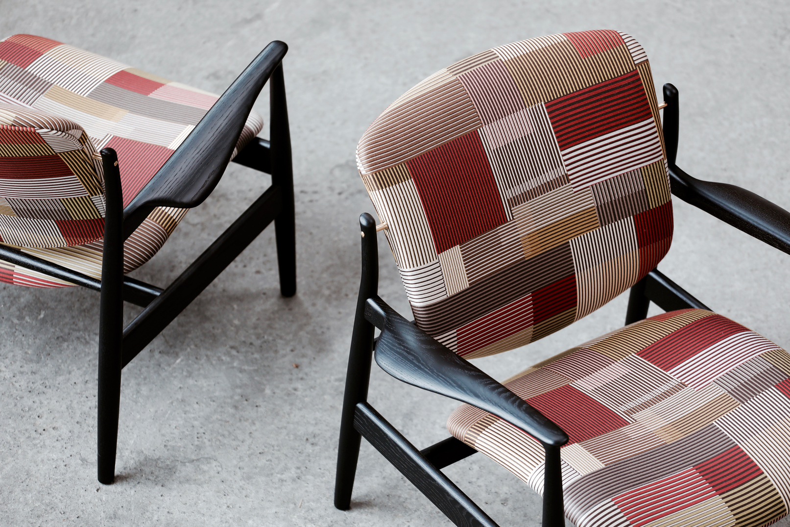 butaca france de finn juhl tapizada por paul smith