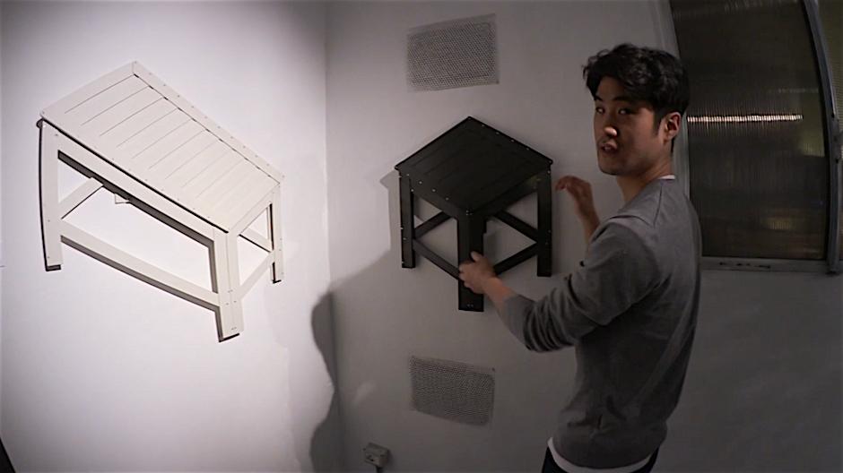 El joven diseñador Jongha Choi junto a su proyecto De-dimension