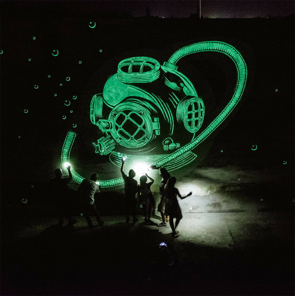 Mural vista nocturna Unawareness de Reskatestudio