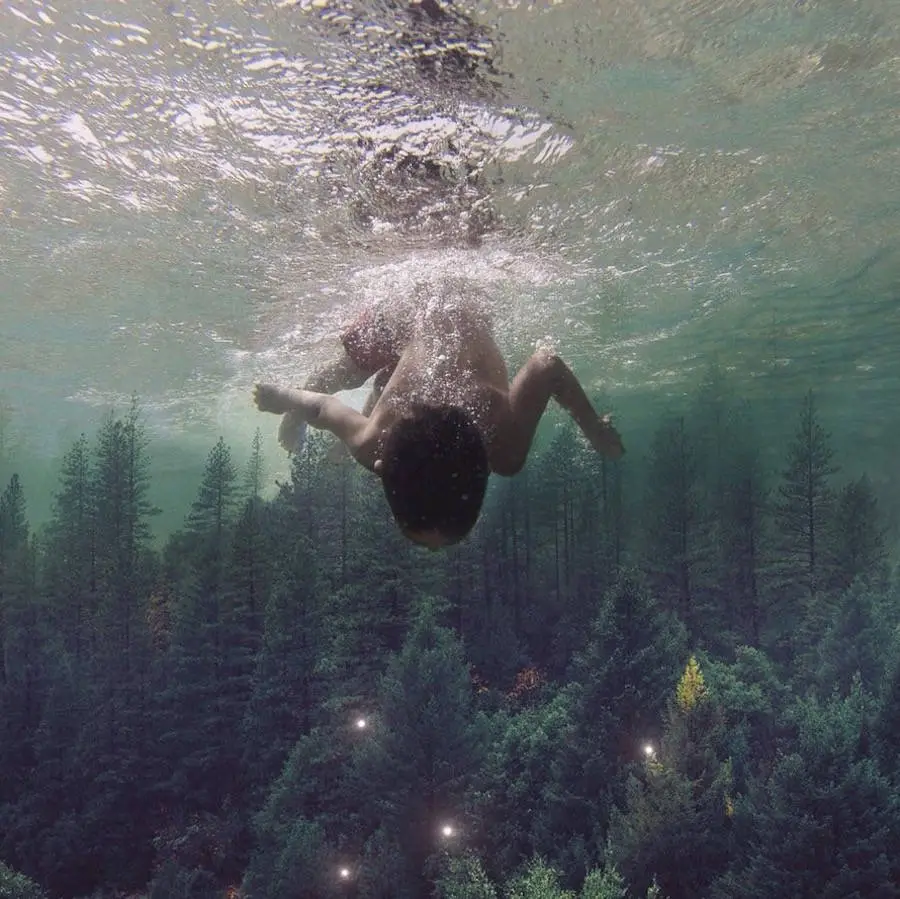 Déjate atrapar por los absurdos instantes mágicos de Charlie Davoli