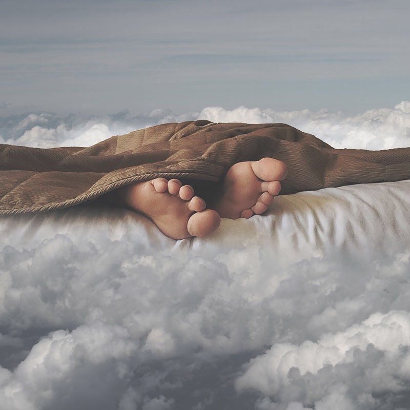Tumbado sobre una nube