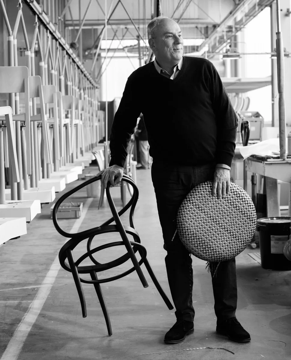 Philip Thonet con la silla 209