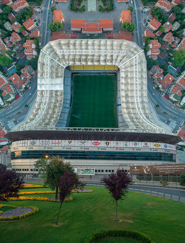 estadio deformado por la instantánea de Aydin Büyüktas