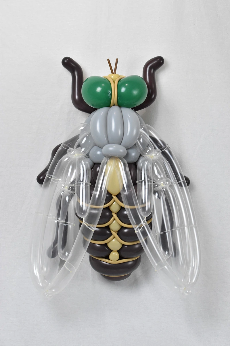 insecto realizado con globos por masayoshi matsumoto