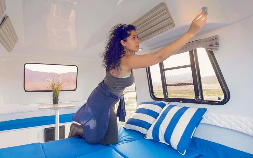 cama dentro de la caravana 