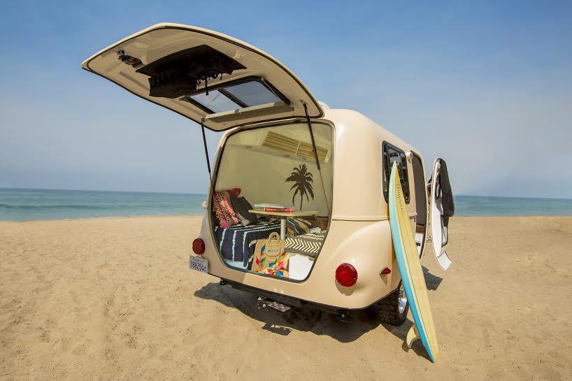 caravana transportando tablas de surf