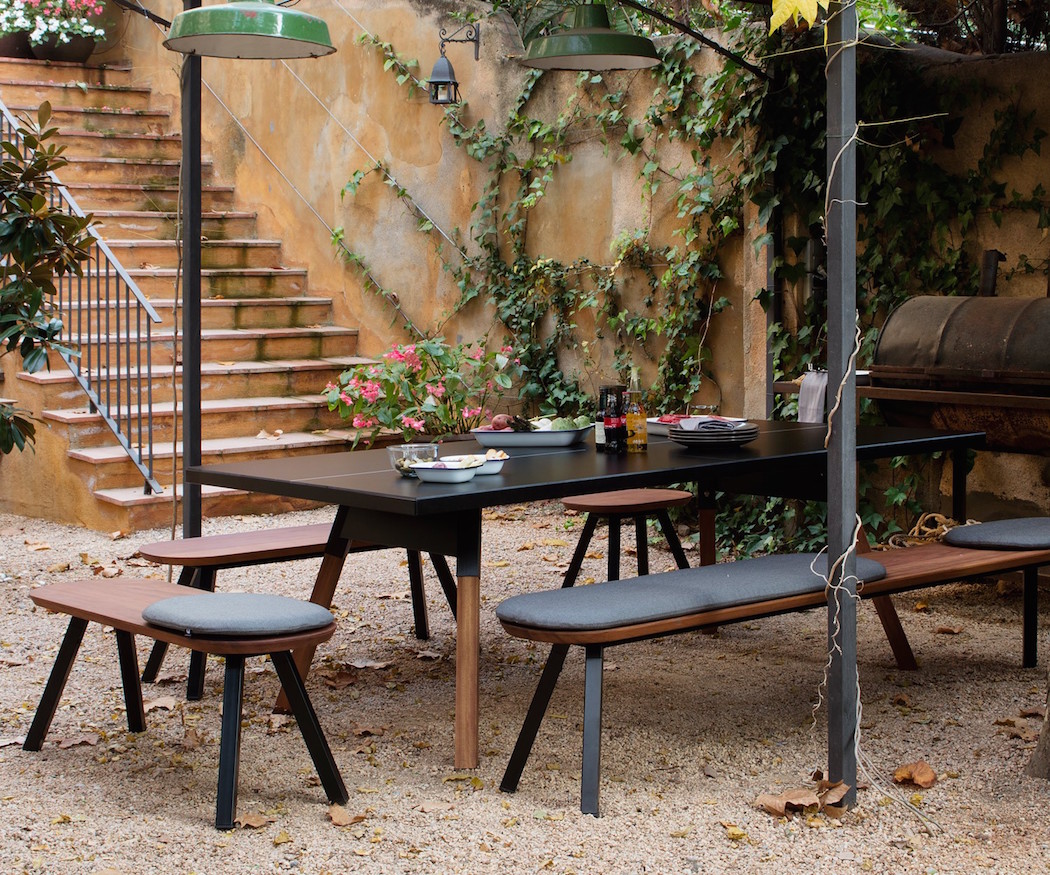 mesa pinpon en exterior color negro