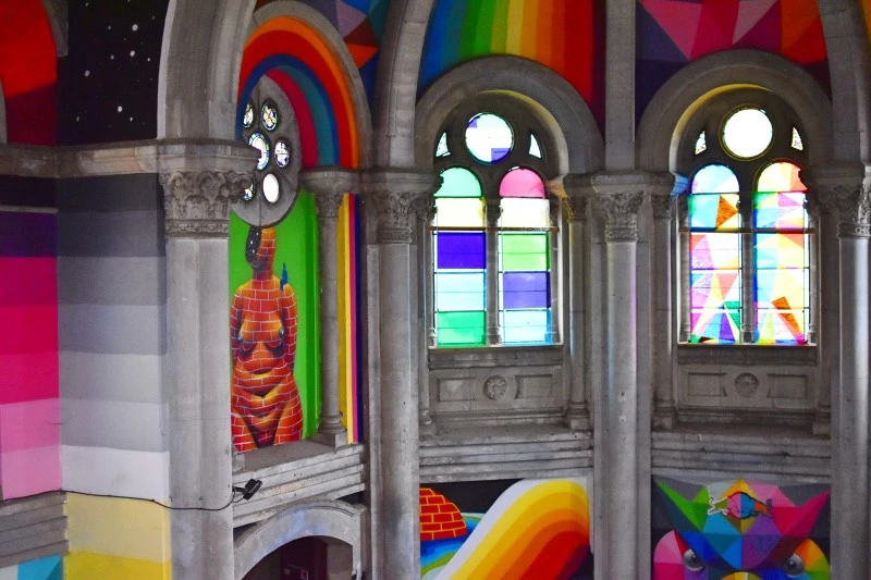 detalle de los capiteles y pinturas de la iglesia