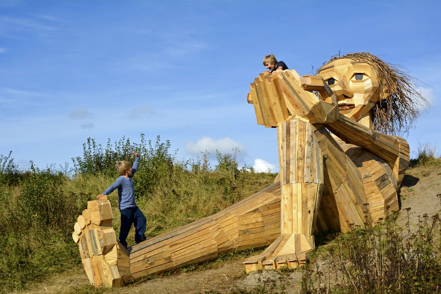 Trine gigante de madera en lo alto de la colina