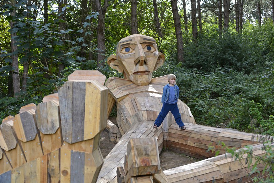 gigante de madera Thomas hecho con palets rotos reciclados