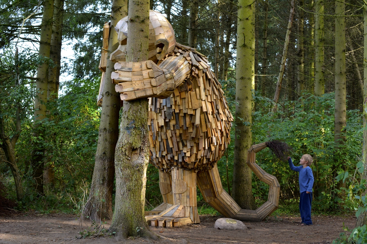Gigante de madera Tilde de thomas dambo
