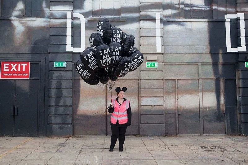 trabajador del parque dismaland de banksy