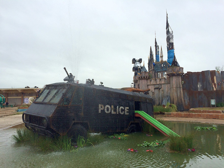 furgón policial convertido en fuente