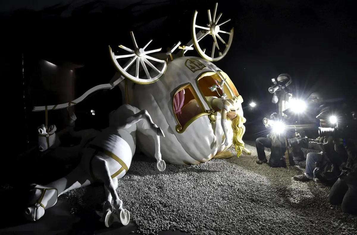 paparazzis fotografiando a la cenicienta