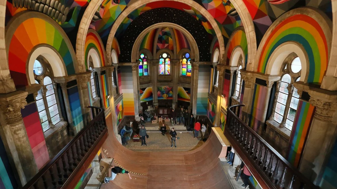vista general de los skaters patinando en la iglesia