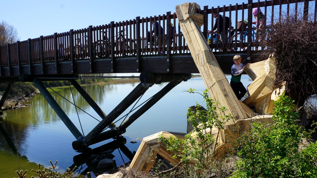 oscar gigante de madera bajo puente